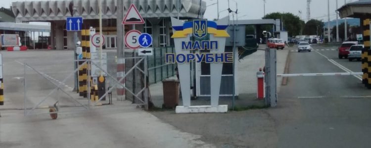 Буковинські прикордонники затримали чоловіків з фальшивими документами