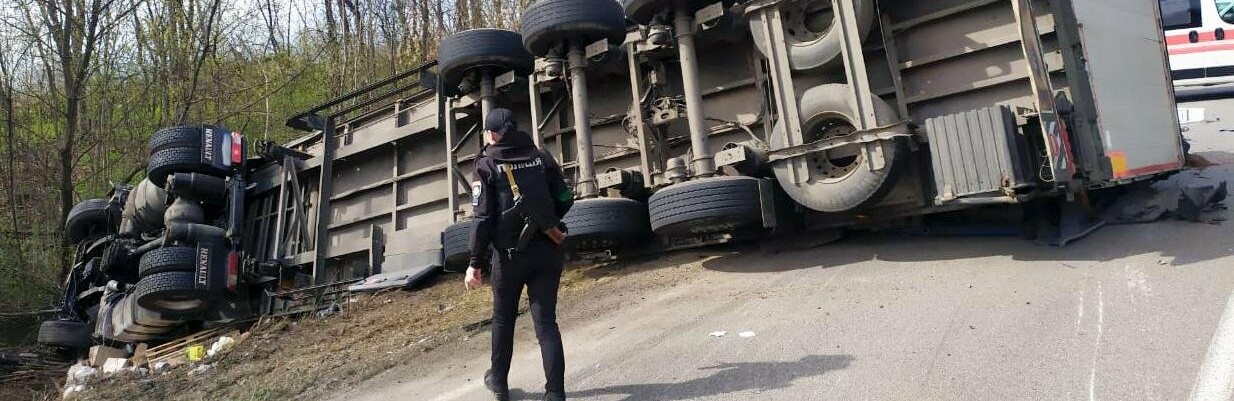На Буковині судитимуть водійку, яка вчинила ДТП де  водій мікроавтобуса та його 14-річна онучка померли