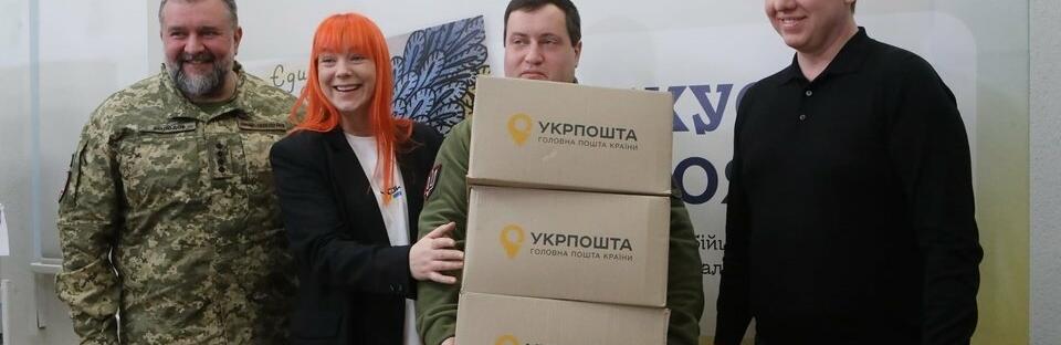 Українським військовим передали на передову понад 1,5 тисячі дитячих малюнків