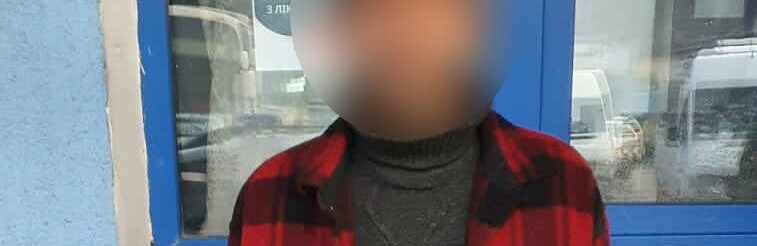 У Чернівцях чоловік кілька разів вдарив пенсіонера лопатою по голові