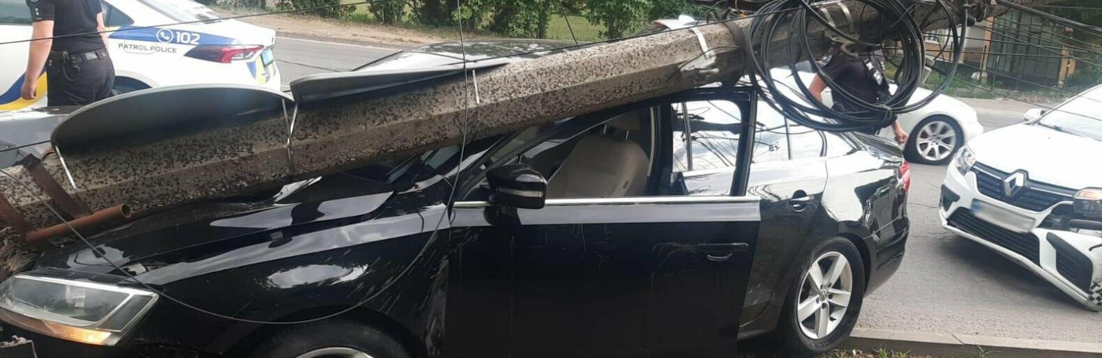 У Чернівцях жінка-водій виїхала на смугу зустрічного руху та допустила зіткнення з електроопору