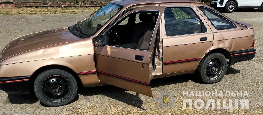 На Буковині жінка завела незамкнений легковик та викрала авто 