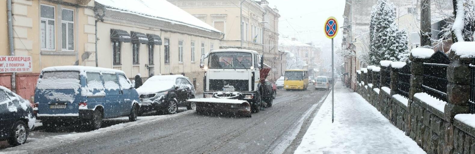 Хто у Чернівцях прибирає від снігу та льоду дороги й тротуари