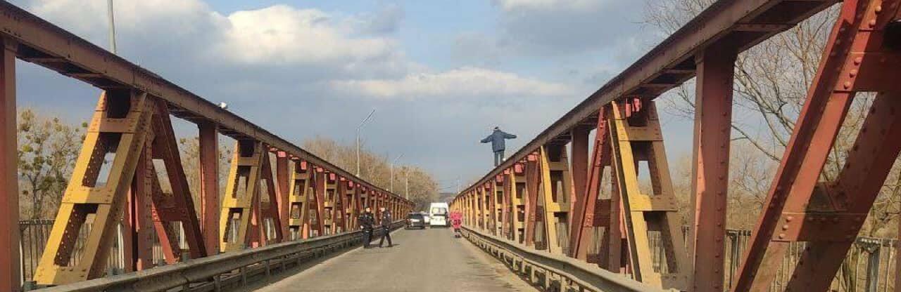У Чернівцях 47-річний чоловік хотів стрибнути з мосту 