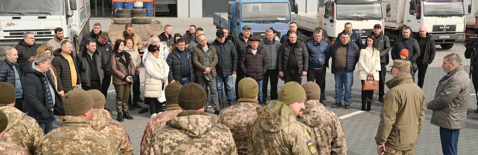 Об'єднання чернівецьких підприємців перевізників передали 25 автомобілів для наших воїнів 