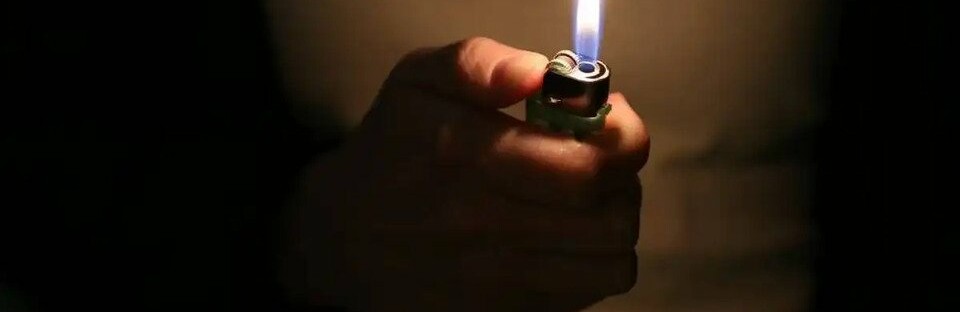 Буковинець через недбале поводження з вогнем отримав тяжкі опіки: чоловік випадково облив себе бензином 