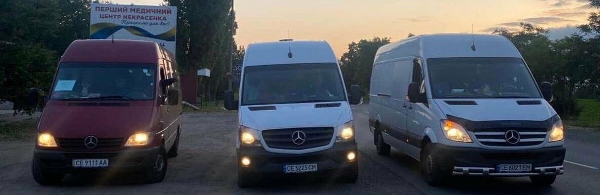  Три мікроавтобуси з їжею, пальне та речі: на Херсонщину поїхала допомога з Буковини
