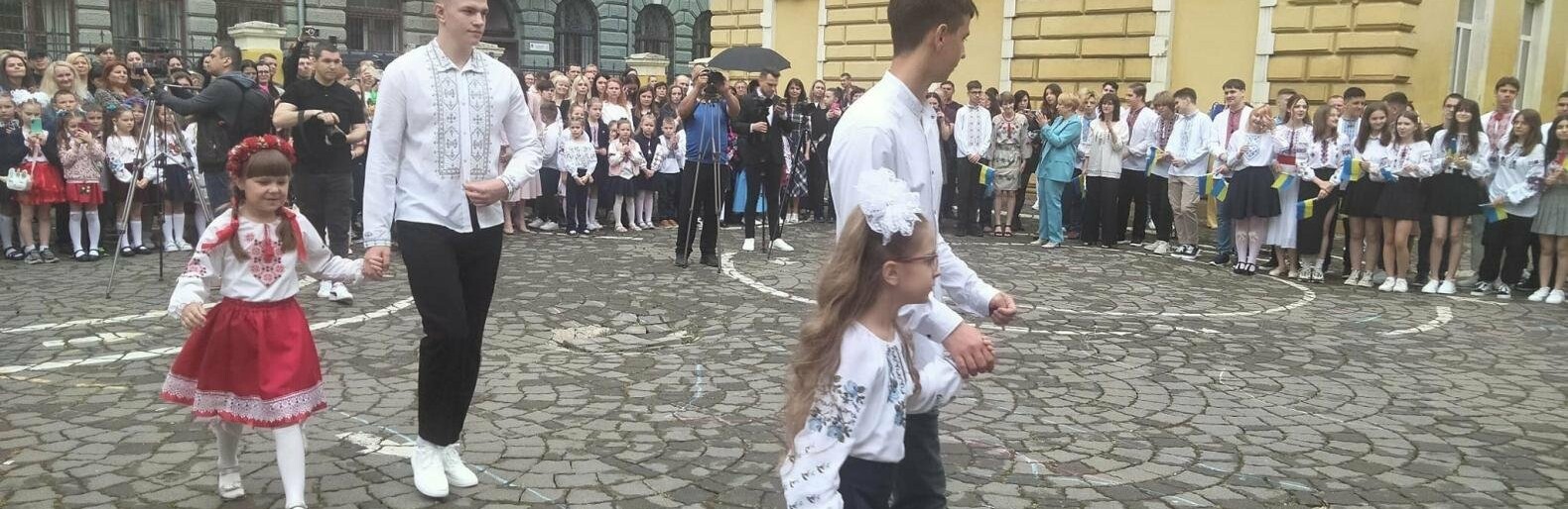 У Чернівцях сьогодні пролунав останній шкільний дзвоник
