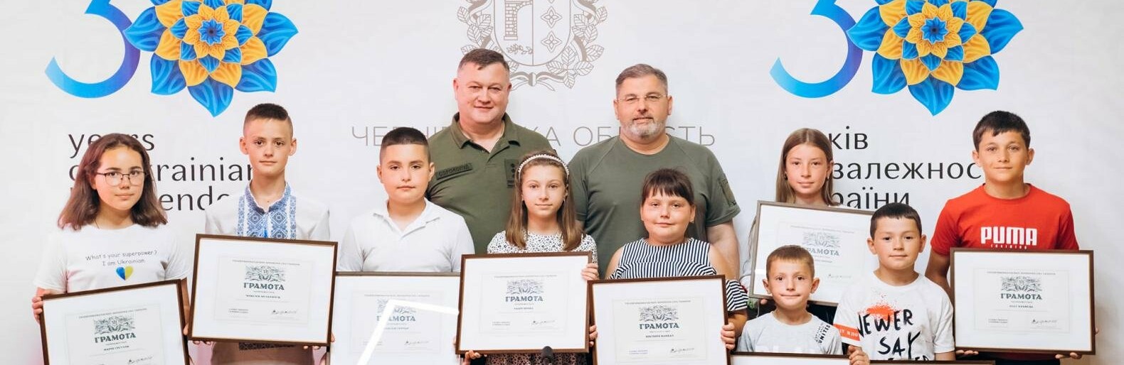 Колядували та продавали вироби: на Буковині відзначили 10 школярів, які збирали кошти для захисників