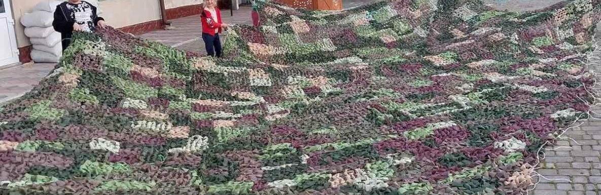 У одному з буковинських сіл відправили понад 300 маскувальних сіток та 20 кікімор