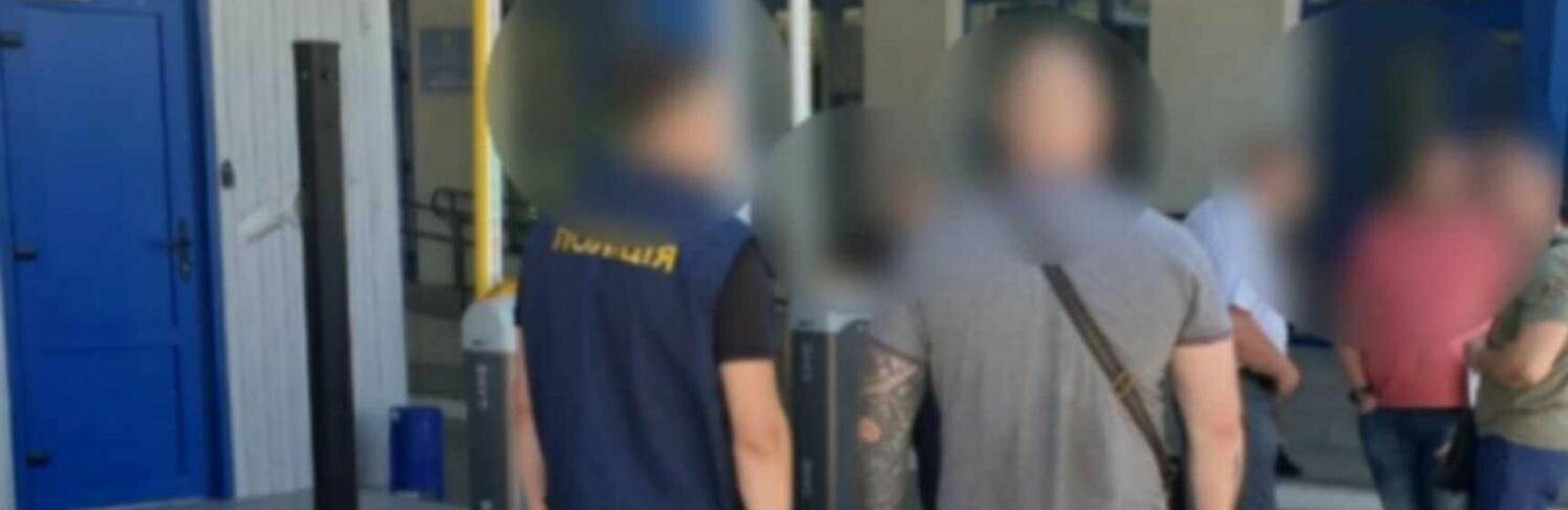 Службовець Чернівецької митниці брав хабарі за швидке оформлення посилок та гуманітарної допомоги