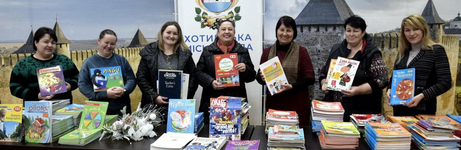 Французький ліцей подарував Хотинській громаді навчальну літературу