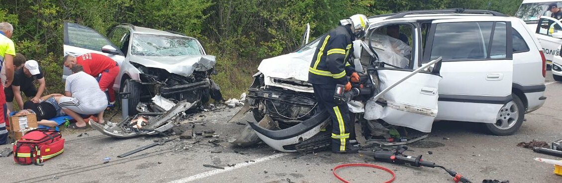 На Буковині в аварії травмувалась дитина: водія визволяли з пастки