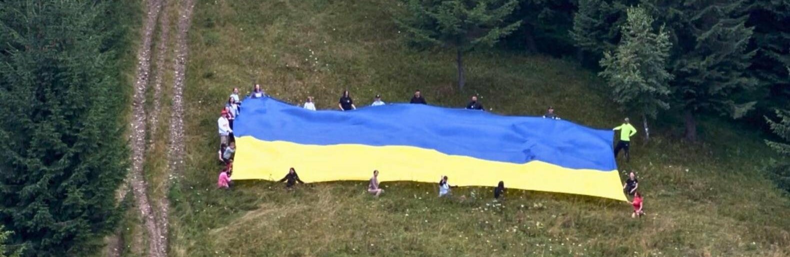 Як державний прапор розгорнули на найвищій точці Вижниччини