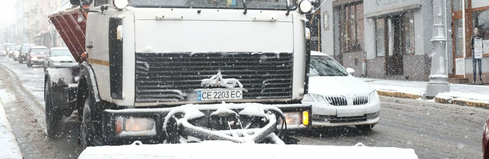 Комунальники чи мешканці: хто має прибирати Чернівці від снігу