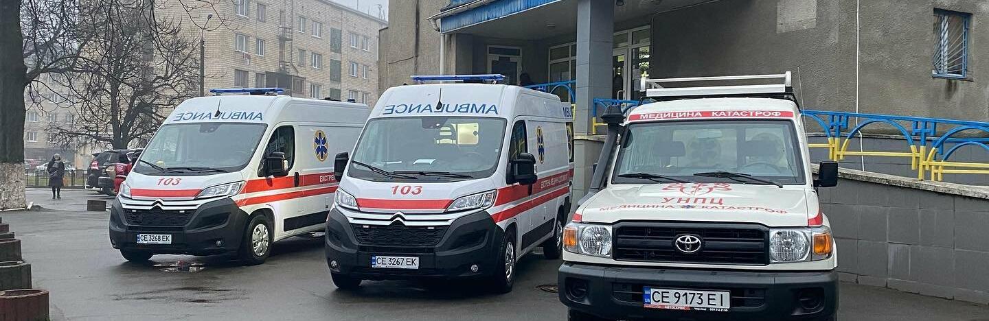 “Швидка” Чернівців отримала два автомобілі екстреної медичної допомоги і один позашляховик