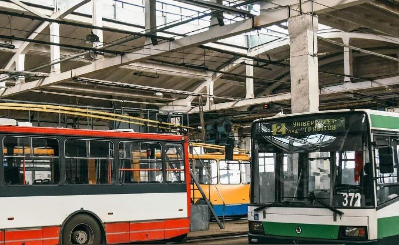 У Чернівцях через відсутність електроенергії призупинили рух тролейбусів