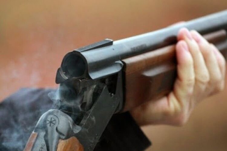 У Чернівецькому районі чоловік повідомив у поліцію, що вистрілив знайомому в ногу із рушниці 
