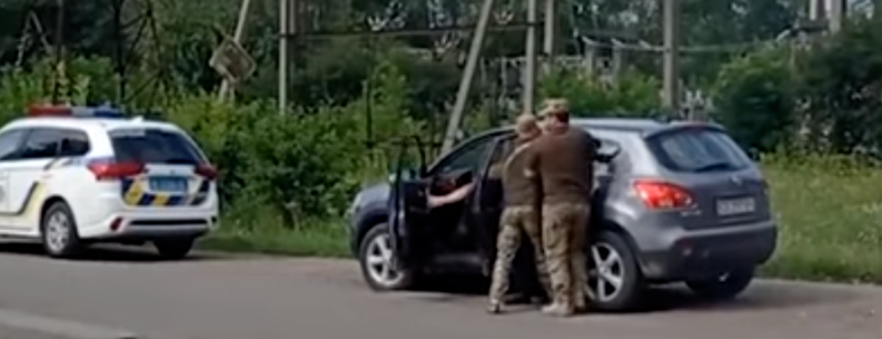 Скандальне відео за участі військових і цивільного в Глибоці - в Чернівецькому ТЦК СП дали коментар