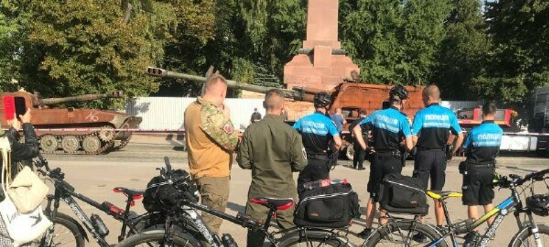 На виставці спаленої техніки у Чернівцях ймовірно знайшли боєприпас 