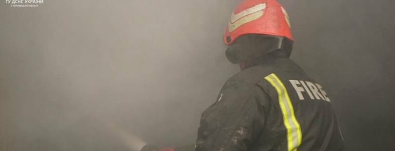 На Буковині горіло горище: вогнеборці врятували будинок від знищення