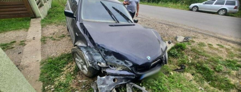 На Буковині водійка BMW з’їхала в кювет і зламала ногу