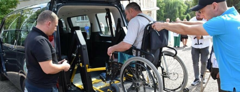 Громада на Буковині отримала автомобіль для людей з інвалідністю