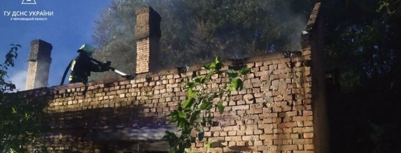 Згоріли меблі, покриття та перекриття: на Буковині в покинутому будинку сталась пожежа