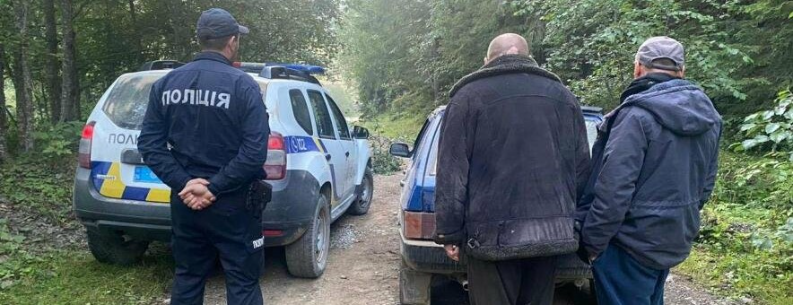 На Буковині викрили двох браконьєрів: в багажнику авто виявили карабіни та тушу косулі