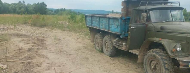 На Буковині зловили чоловіка, який скоїв злочин проти довкілля: нелегально добував гірську породу