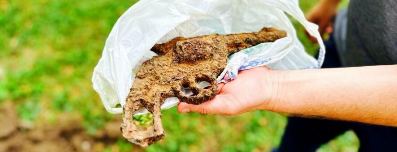 Історія під нашими ногами: у Чернівцях знайшли старовинний револьвер у парку Шевченка