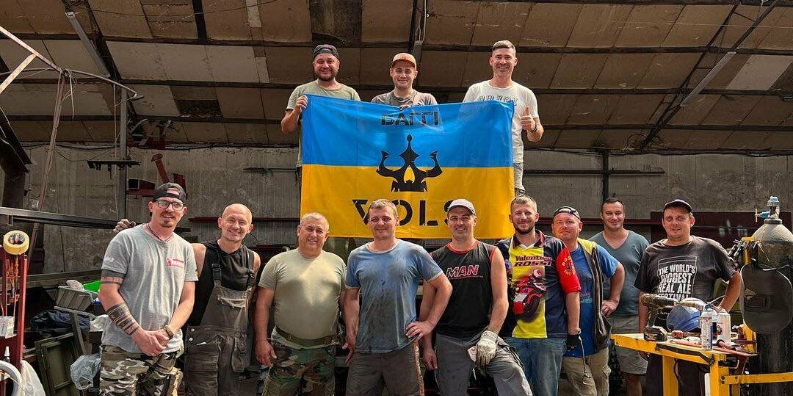 Житель Сторожинеччини зі своєю командою передали на передову 50 автівок власного виробництва 