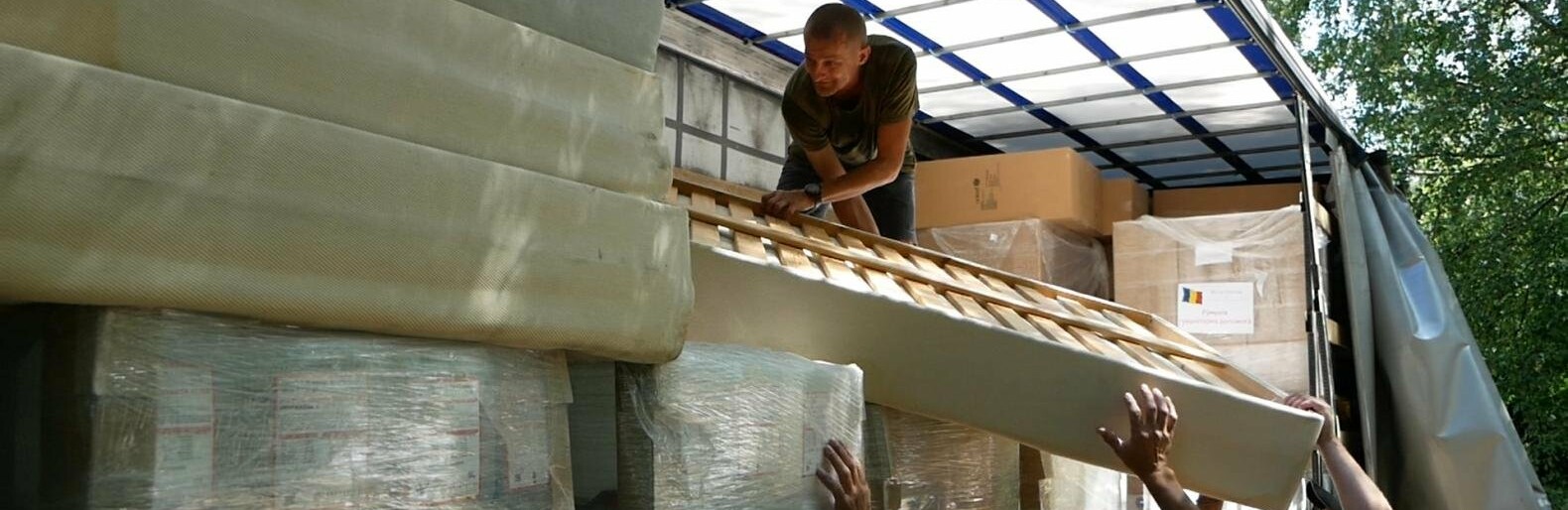 Чернівецькі поліцейські передали допомогу для переселенців: забезпечили ліками, одягом, взуттям та іншим