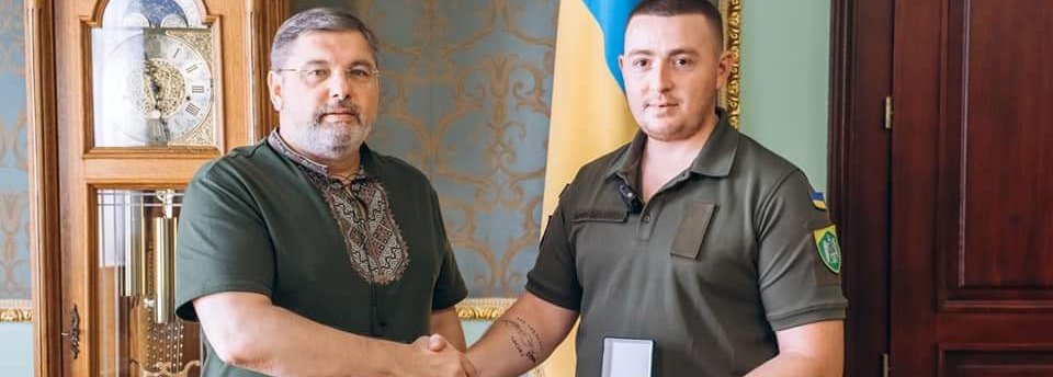 Буковинському захиснику, який втратив ногу на полі бою, а тепер служить у Чернівецькому обласному ТЦК СП вручили відзнаку.