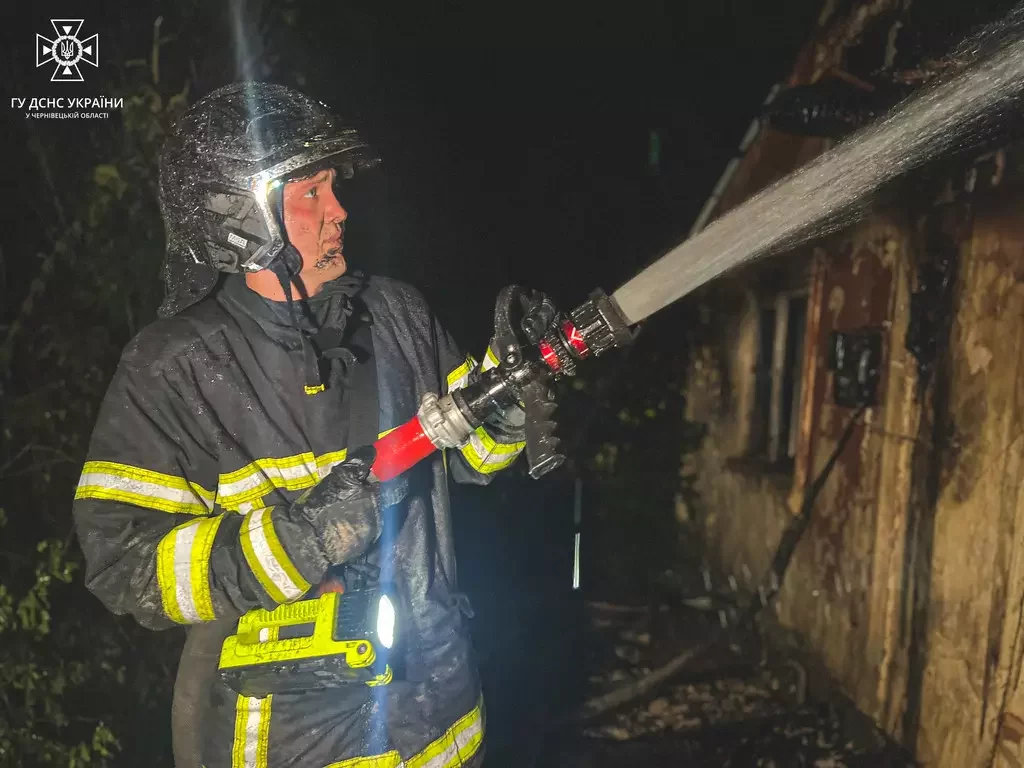 У Чернівцях горів житловий будинок: за добу загасили вісім пожеж в області