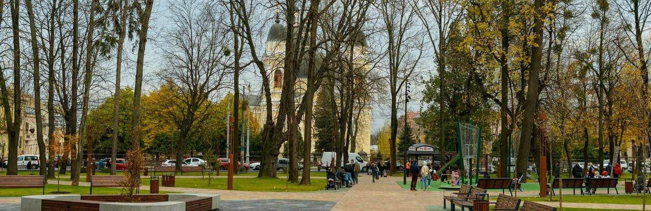 Як у Чернівцях оновили сквер Дня Вишиванки 