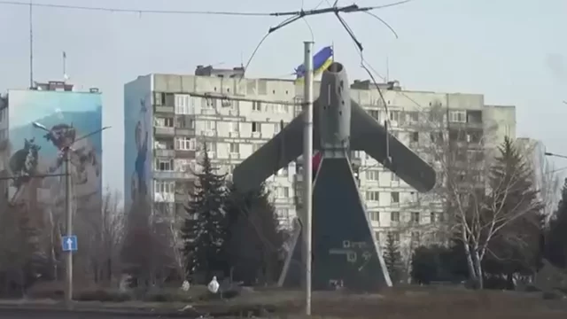 Лінія фронту в Бахмуті проходить по центру, підірвано символ міста 