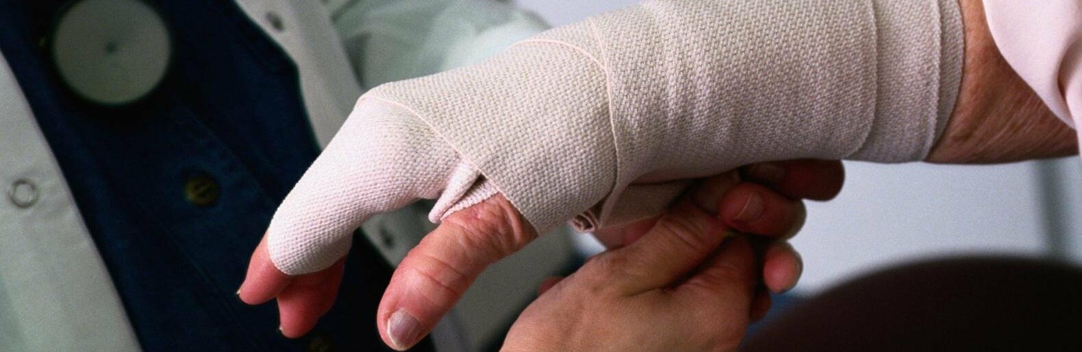 На Буковині 83-річна жінка отримала опіки під час спалювання сміття