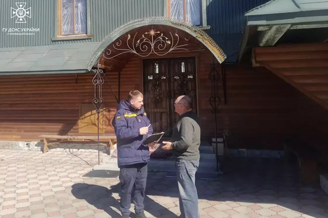 Рятувальники Буковини пояснили представникам духовенства, як запобігти пожежі в храмі