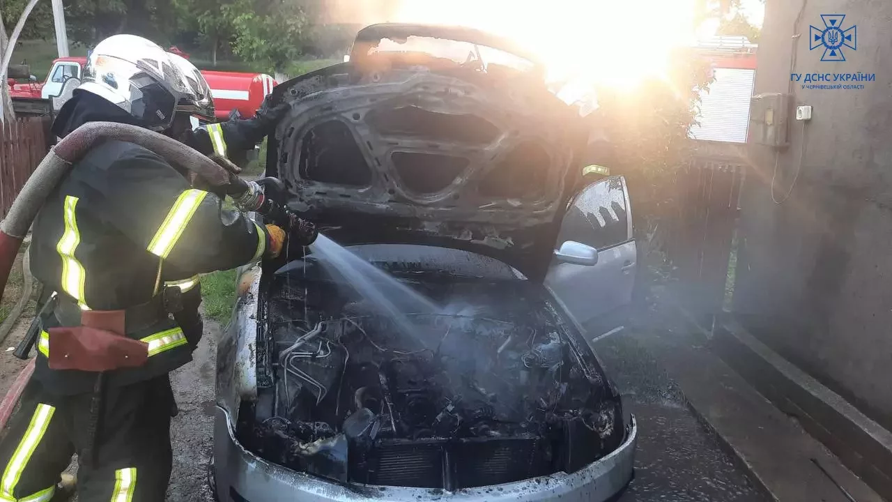 Горів автомобіль та будинок: у Чернівецькій області протягом вихідних трапилось шість пожеж