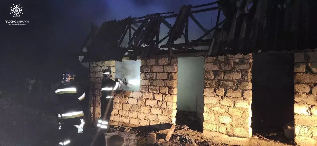 На Буковині будівля загорілась через замкнення проводки