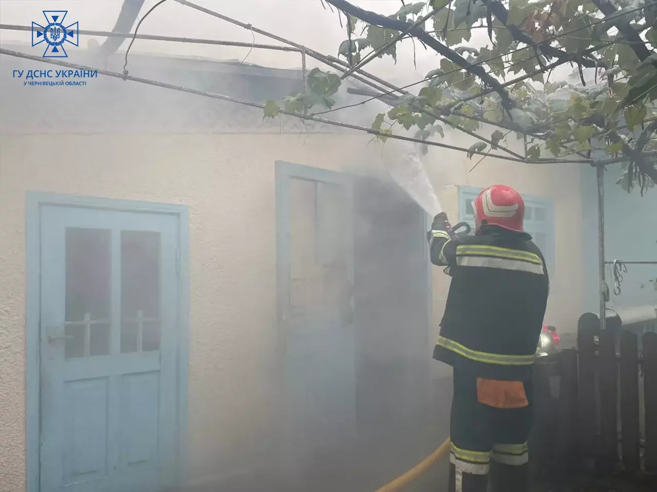 Хата повна диму: на Буковині гасили пожежу у будівлі 