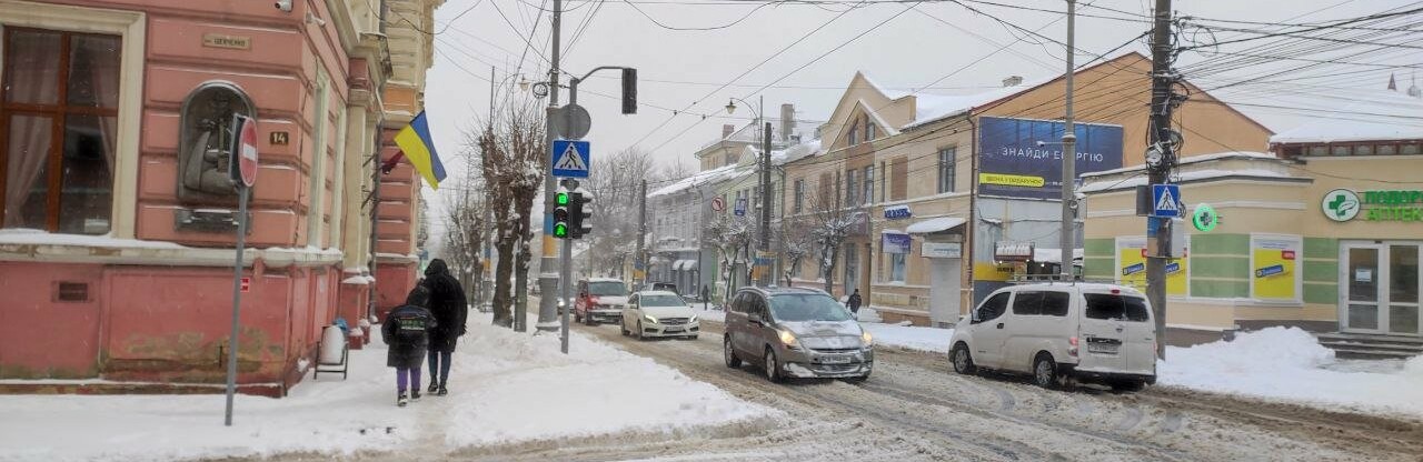 Опади по коліна та затори на дорогах - Чернівці вкриває щільний снігопад