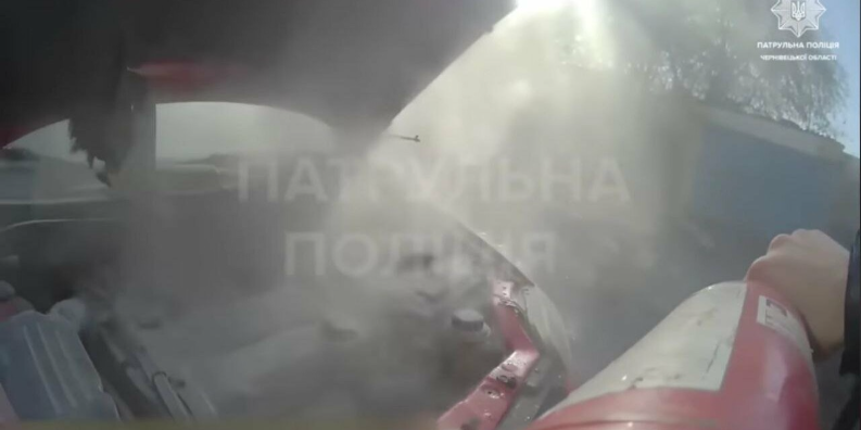 Поліцейські Чернівців допомогли жінці загасити палаючий автомобіль