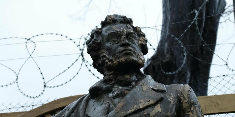 У Чернівцях позбуваються російської спадщини, Пушкіна більше не буде
