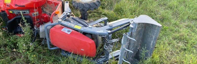 На Буковині сталася аварія: водій трактора перекинувся у кювет