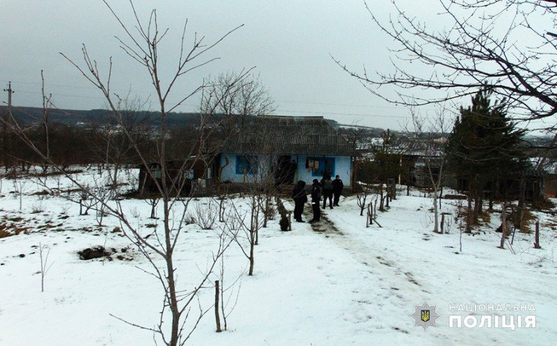 Житель Чернівецького району вдарив ножем у живіт свого сина