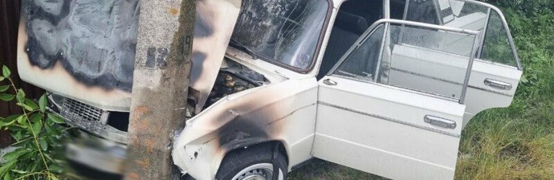 У Чернівцях 17-річний водій врізався в електроопору. Постраждала 15-річна пасажирка 