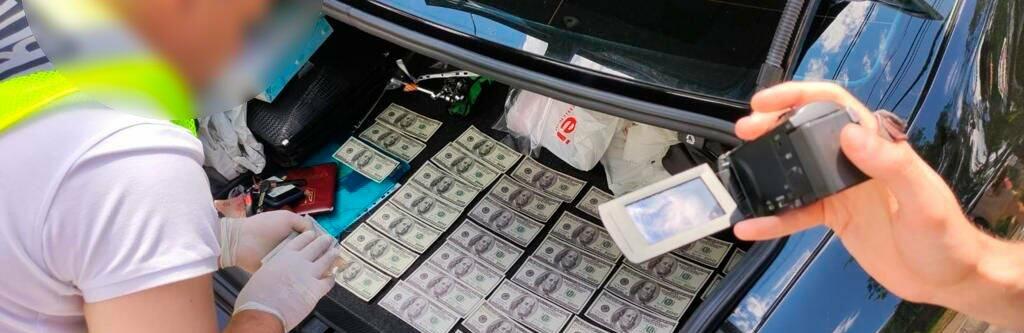 Директора медзакладу, який хотів “відмазати” родича від кримінального провадження, обманули шахраї на 300 тисяч доларів
