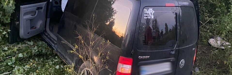 У Чернівецькій області водій з’їхав у кювет та в'їхав у дерево